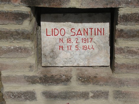 Cippo commemorativo dedicato a Lido Santini, con le date di nascita e morte.
