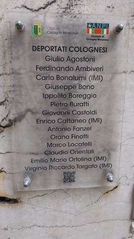 Cippo commemorativo dedicato ai colognesi deportati, con nomi di alcune delle persone ricordate.