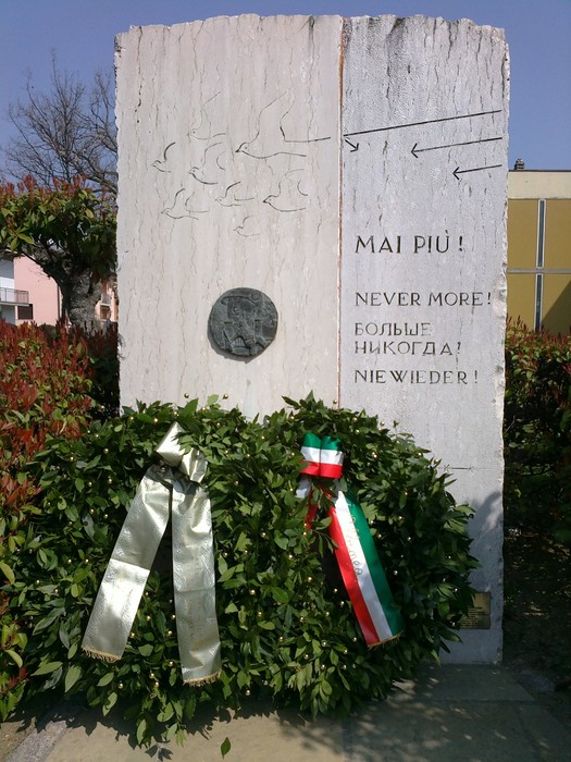 Monumento dedicato alle vittime dell'eccidio di Villa Rossi, simbolo di memoria e pace.