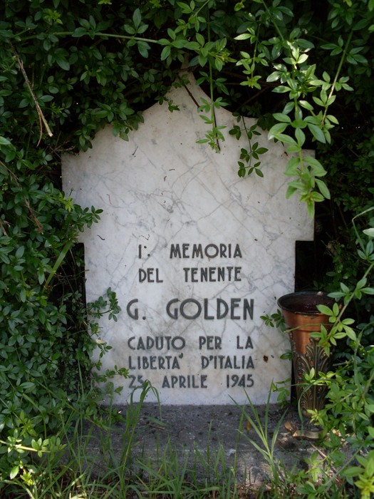 Cippo commemorativo in marmo dedicato al Tenente G. Golden, caduto per la libertà d'Italia il 22 aprile 1945.