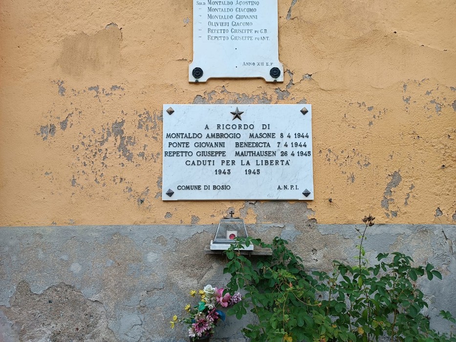 Lapide commemorativa dedicata ai caduti per la libertà, con nomi e date, situata a Boso.