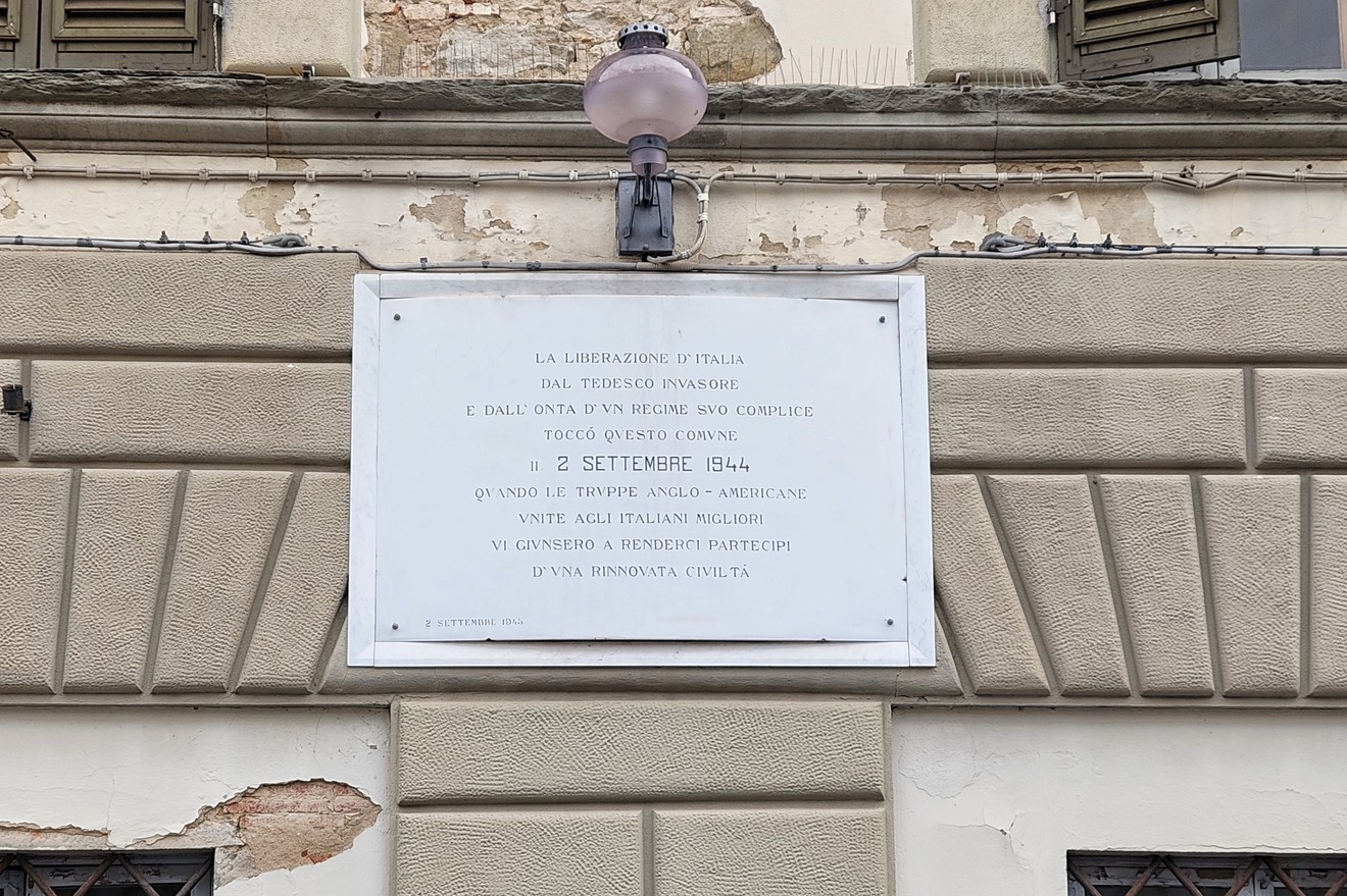 Lapide commemorativa che celebra la Liberazione d'Italia, datata 2 settembre 1944.
