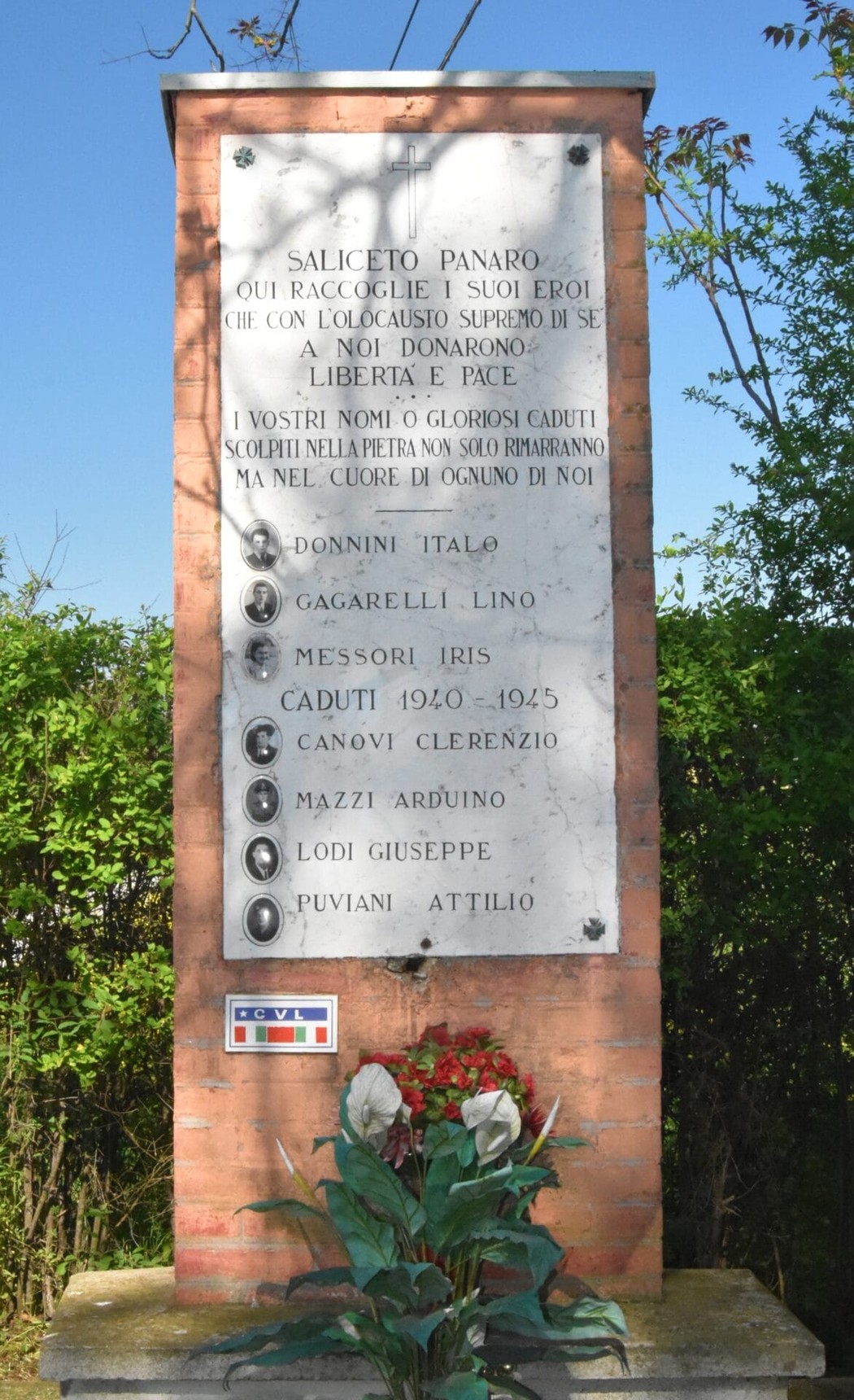 Monumento ai caduti di Saliceto Panaro, in memoria degli eroi locali e delle vittime dei conflitti. Libertà e pace.