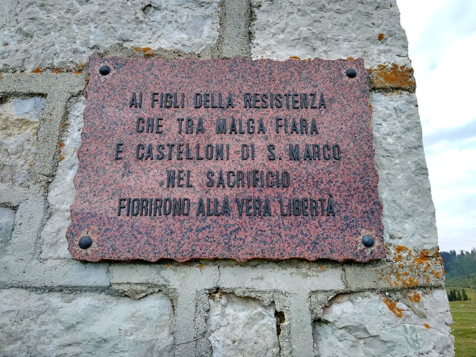 Lapide commemorativa dedicata ai figli della Resistenza, situata a Castelloni di S. Marco.