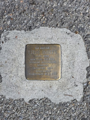 Pietra d'inciampo dedicata a Ettore Guidetti, commemorando la sua deportazione e omicidio durante la Seconda Guerra Mondiale.