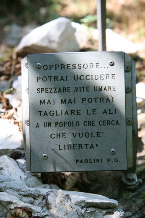 Croci commemorative a Tonacci e Paolini, simbolo di resistenza e libertà in un contesto di memoria storica.