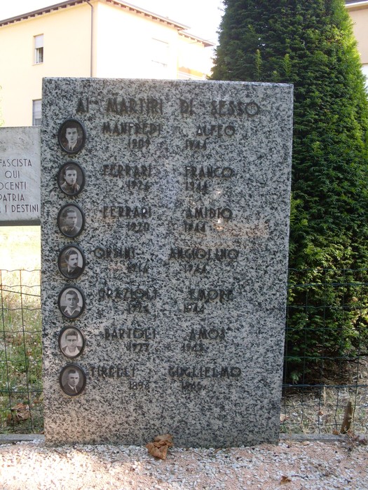 Monumento ai martiri di Sesso, commemorazione dei caduti con nomi e date incisi su granito.