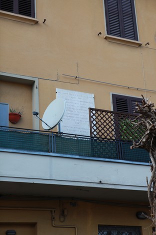Lapide commemorativa situata su un edificio, dedicata al bombardamento del 17 luglio 1943.