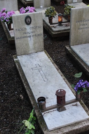 Tombe con decorazioni floreali e lanterne, dedicate ai caduti per la Libertà, con croci e lastre commemorative.