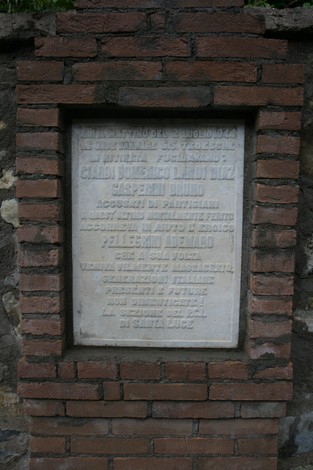 Lapide commemorativa dedicata a Ciardi, Landi, Gasperini e Pellegrini, situata in un contesto storico.