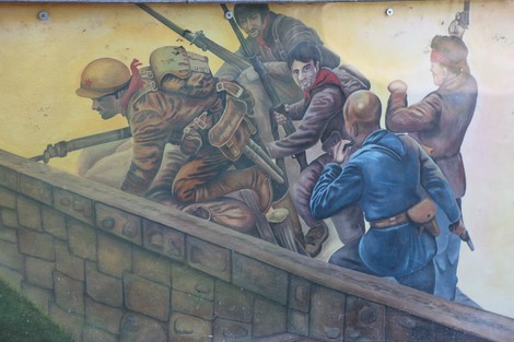 Murali del parco della Liberazione che rappresentano figure storiche e momenti di conflitto.