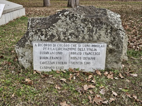 Lapide in pietra dedicata ai caduti per la Libertà, con nomi incisi in memoria dei combattenti.