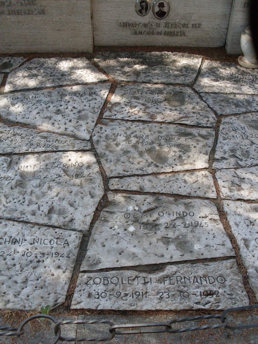 Monumento dedicato ai caduti della Guerra di Liberazione, caratterizzato da lastre commemorative incise.