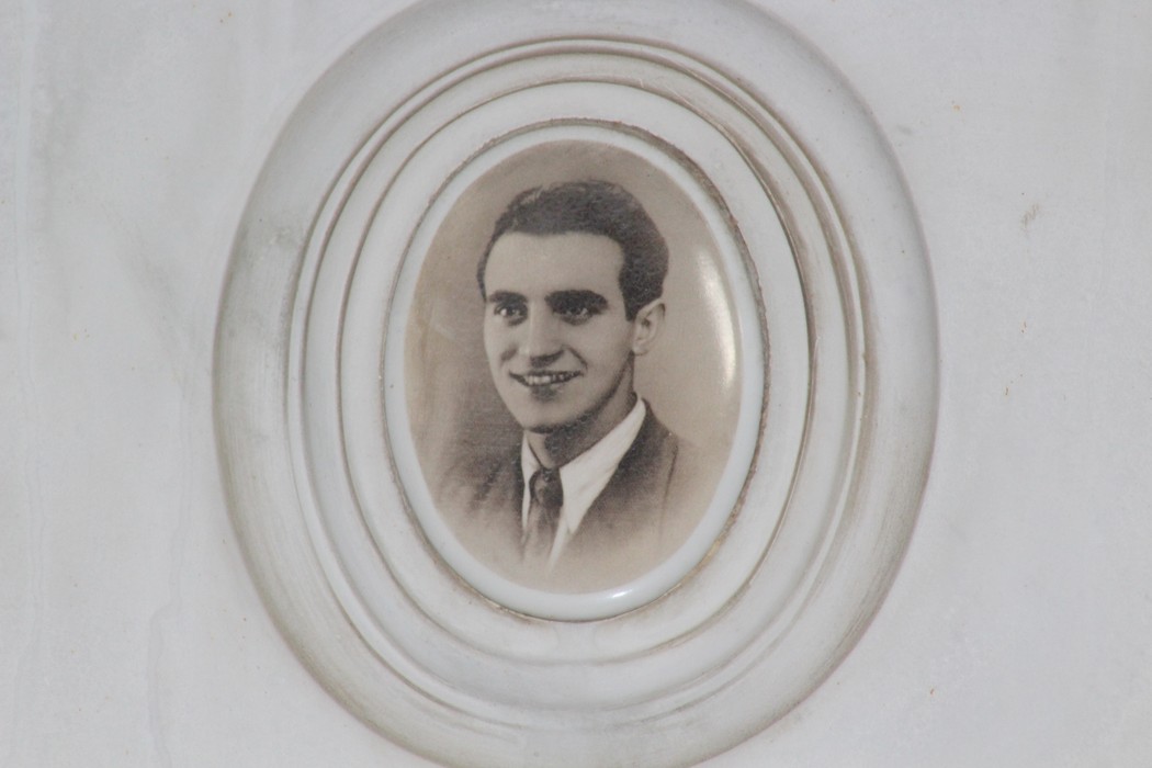Immagine di un ritratto incastonato in un ovale, rappresentante un giovane uomo sorridente.