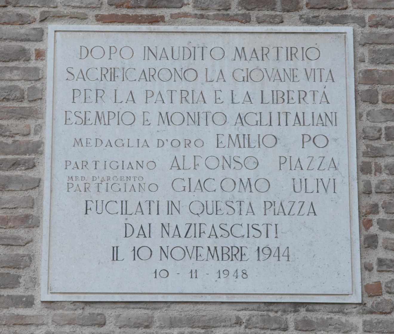 Lapide commemorativa dedicata a Emilio Po, Alfonso Piazza e Giacomo Ulivi, partigiani uccisi dai nazifascisti.