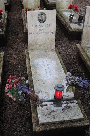 Tombe dedicate ai caduti per la Libertà, con eterni omaggi floreali e candele accese.