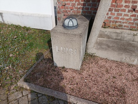 Monumento contemporaneo dedicato a Clerici e Zampiero, evidenziando un design minimalista.