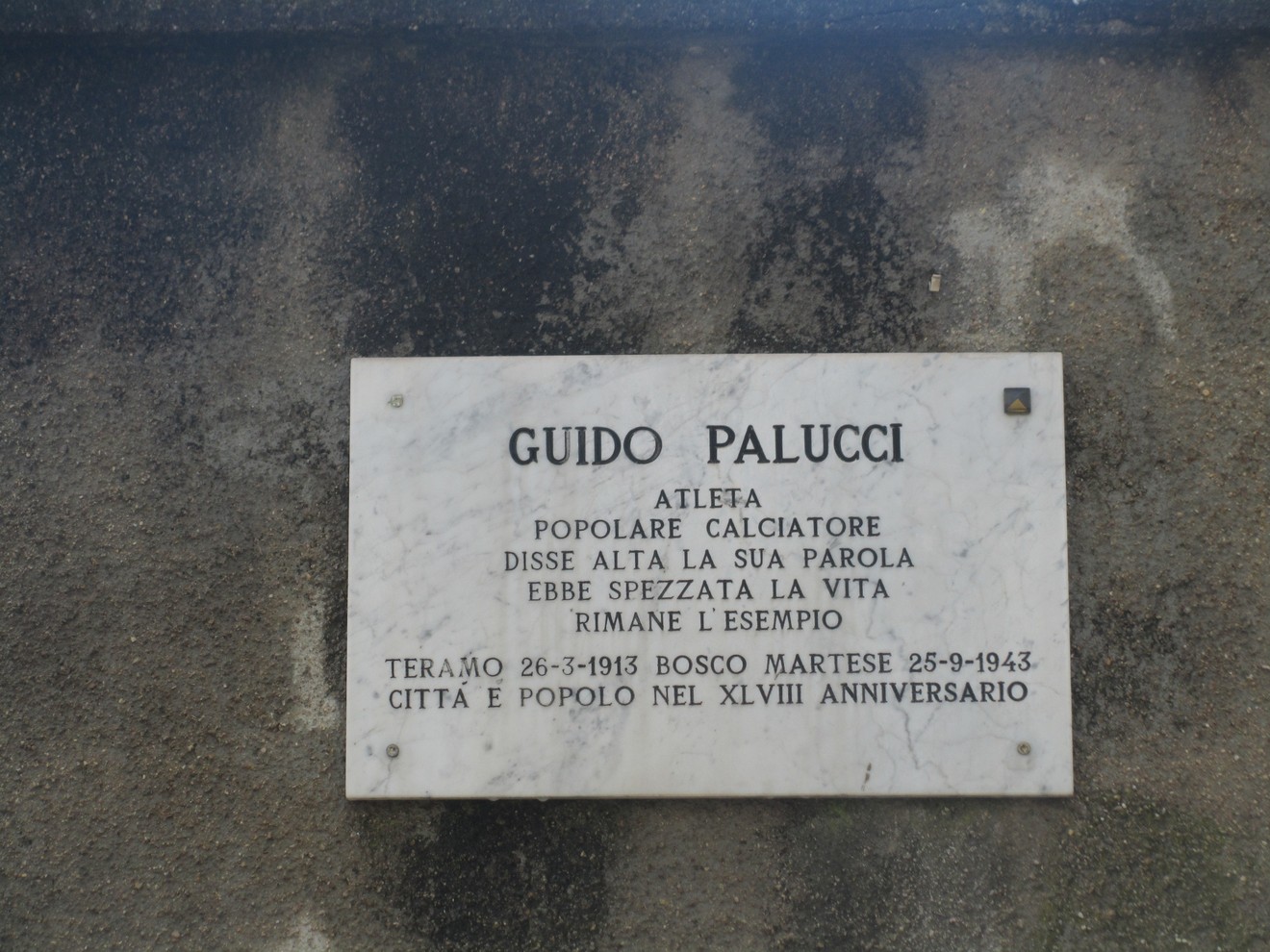 Lapide commemorativa di Guido Palucci, atleta e calciatore, in memoria della sua vita e del suo operato.