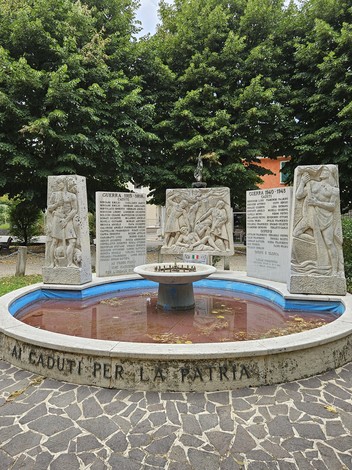 Monumento ai Caduti di San Bassano, un’opera commemorativa con sculture e segnali di memoria storica.