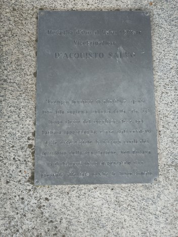 Monumento a D'Acquisto, riconoscimento all'eroismo e alla dedizione in un contesto commemorativo.