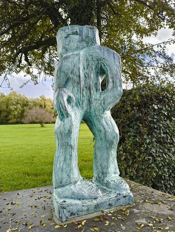Monumento commemorativo in bronzo per il 50° anniversario dell'eccidio di Monte Sole, immerso nel verde.