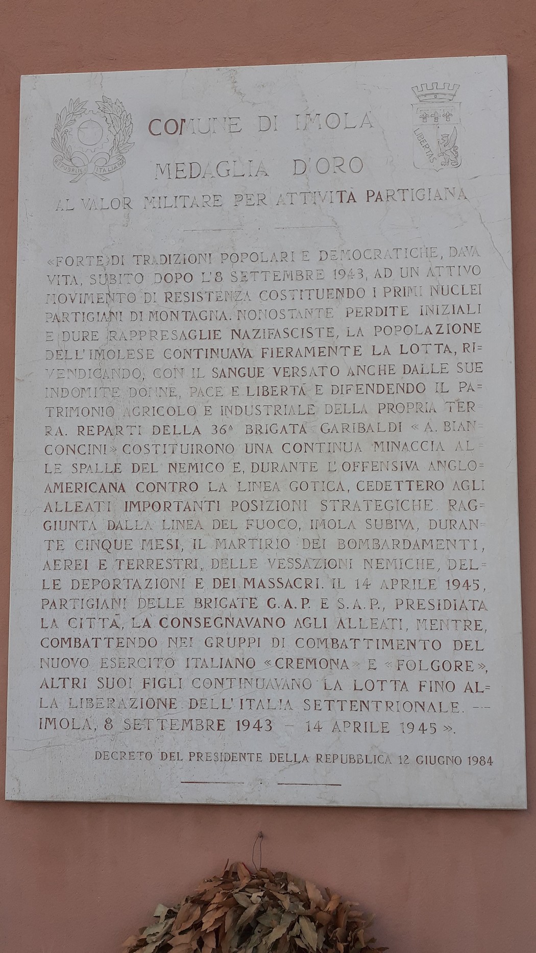Lapide commemorativa per la medaglia d’oro al valor militare, dedicata agli eroi della resistenza.