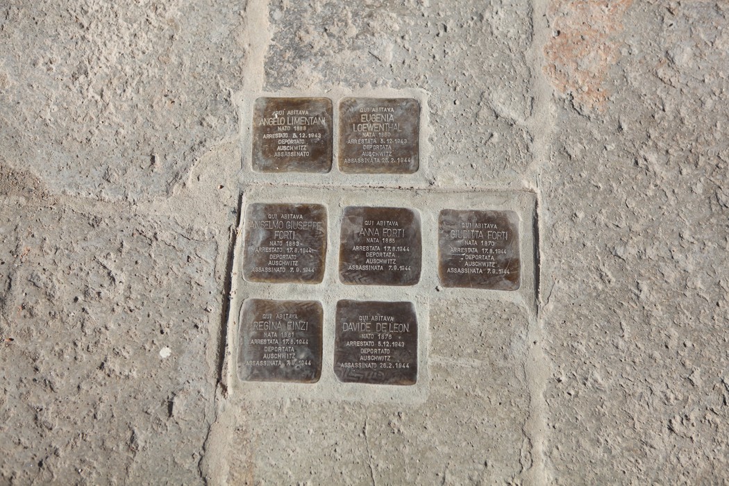 Pietre d'inciampo commemorative per ospiti della Casa Israelitica di riposo, incastonate nel pavimento.