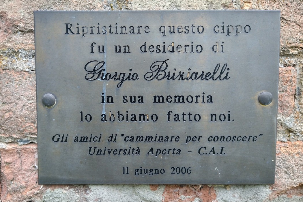 Monumento della Faggiola, dedicato a Giorgio Buriarelli, commemorato da amici del CAI nel giugno 2006.