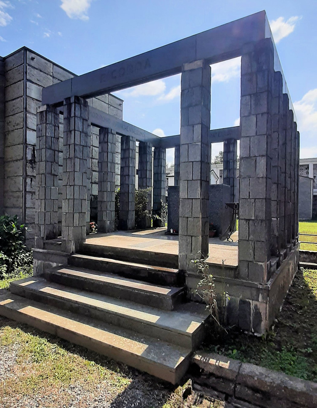 Sacrario dedicato ai partigiani ovadesi, un monumento alla memoria e al sacrificio della Resistenza.