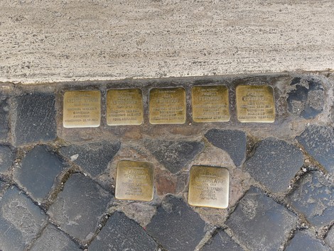 Pietre d'inciampo in memoria delle famiglie Di Consiglio-Vivanti e Spizzichino-Anav.