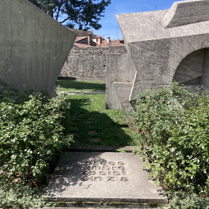 Monumento alla Resistenza: un omaggio alla lotta per la libertà, tra architetture evocative e un verde curato.