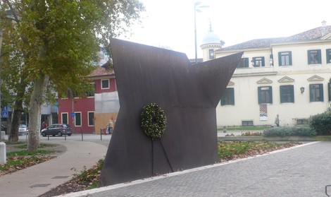 Monumento alla Resistenza, struttura moderna con un'atmosfera di commemorazione e un omaggio floreale.