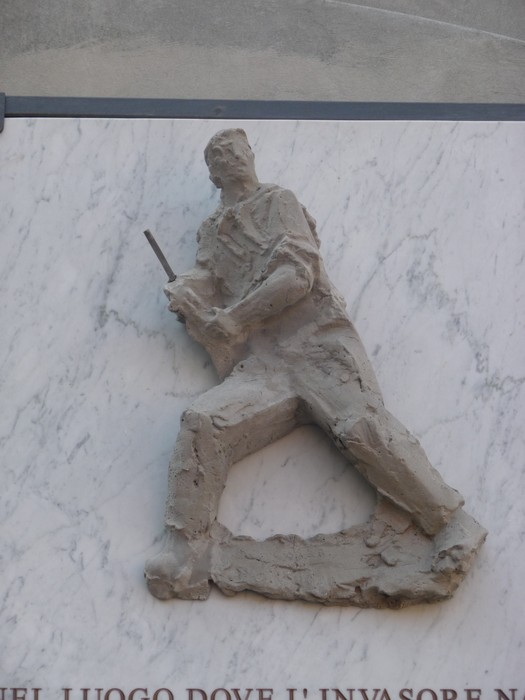 Lapide commemorativa in onore della 53a Brigata Garibaldi, con rilievo di un soldato.
