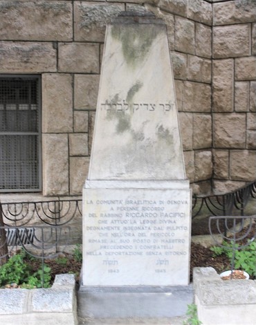 Cippo commemorativo dedicato al rabbino Riccardo Pacifici, situato in un contesto urbano.