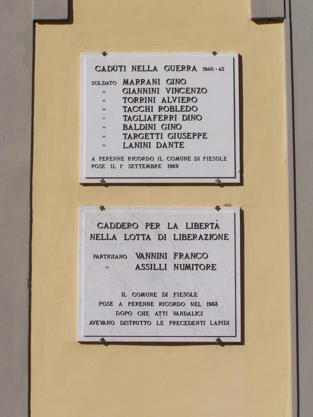 Lapide commemorativa ai caduti partigiani, sito a Pieve di Fiesole, in memoria dei combattenti per la libertà.