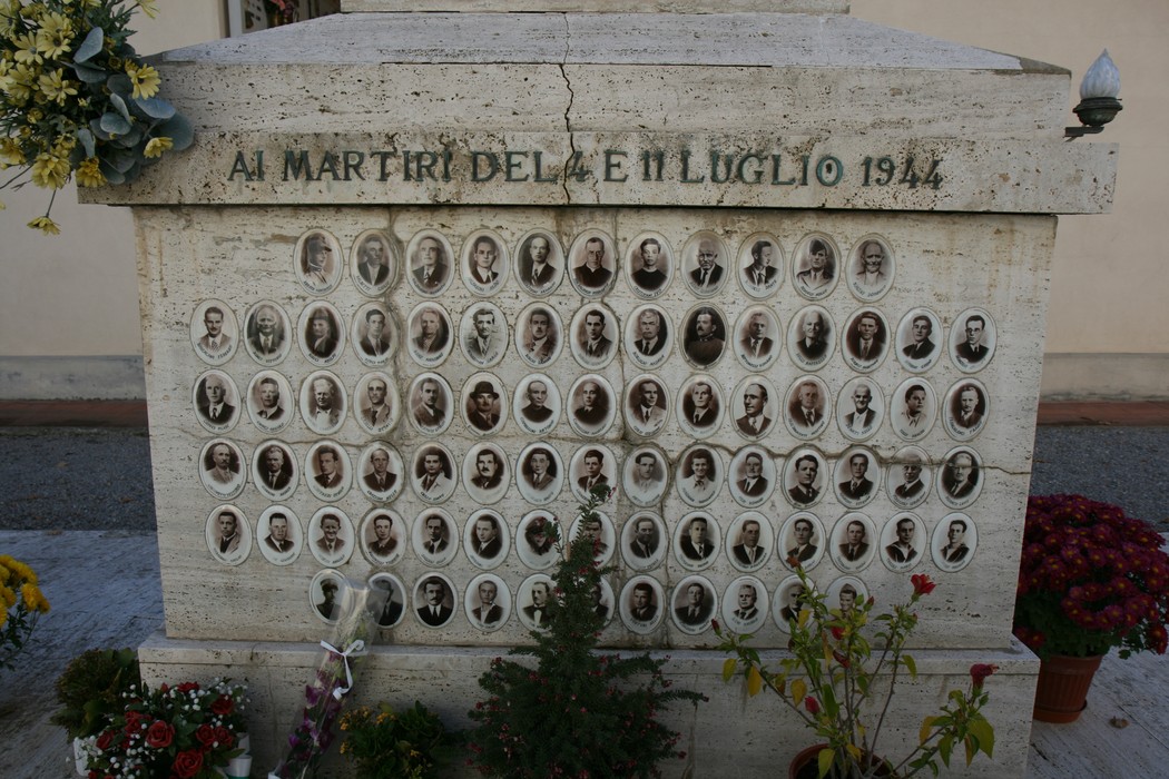 Monumento commemorativo con ritratti di martiri, onora la memoria degli eroi del 2 luglio 1944.