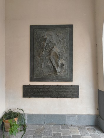 Targa commemorativa dedicata ad Anna Frank, simbolo di speranza e memoria storica.