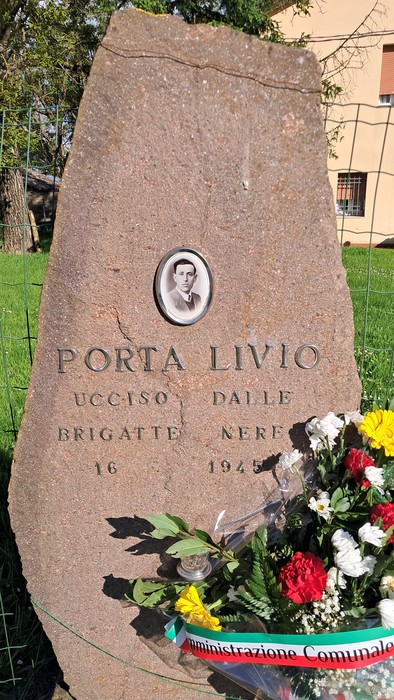 Cippo commemorativo a Porta Livio, dedicato alla memoria di una vittima delle Brigate Nere nel 1945.