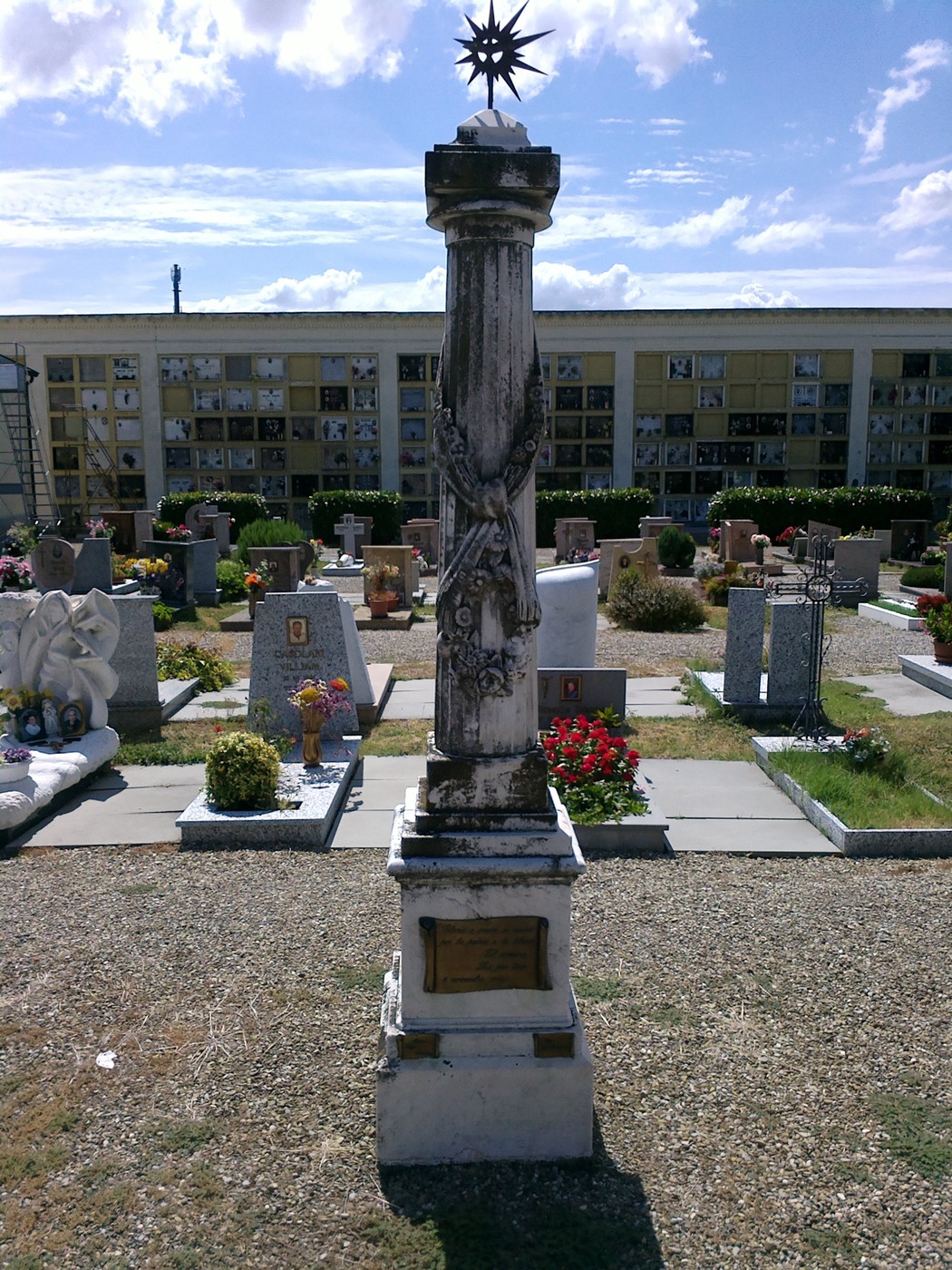 Monumento ai Caduti di Scandiano, dedicato alla memoria dei soldati, con decorazioni e simboli commemorativi.