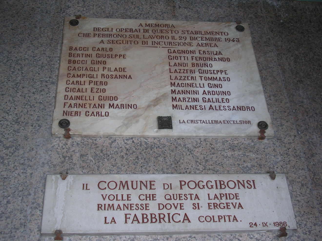 Lapide commemorativa dedicata agli operai della cristalleria Excelsior caduti nel 1943.