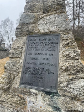 Monumento dedicato ai partigiani, commemorando il sacrificio di italiani e russi durante la lotta per la liberazione.