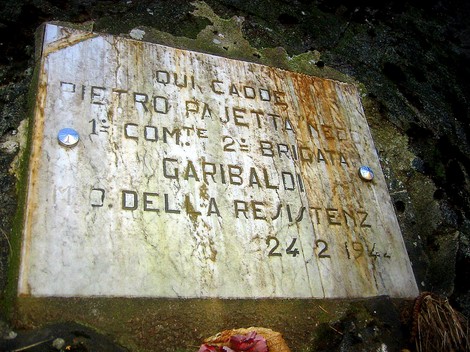 Lapide commemorativa di Pietro Pajetta, partigiano della 2ª brigata Garibaldi, caduto il 22 febbraio 1944.