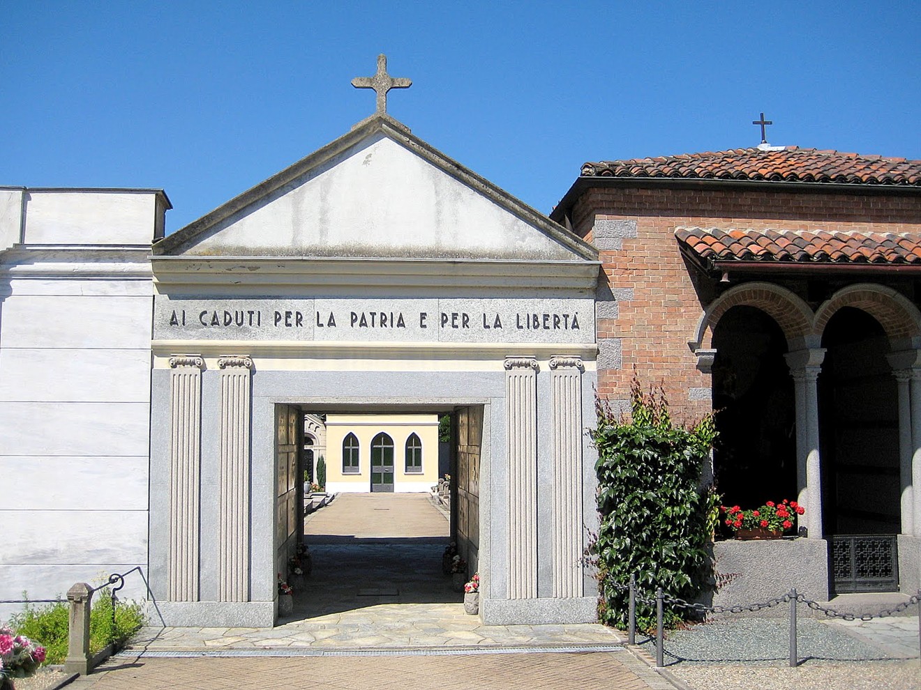 Sacrario ai caduti di Strona, monumento dedicato a chi ha sacrificato la vita per la patria e la libertà.