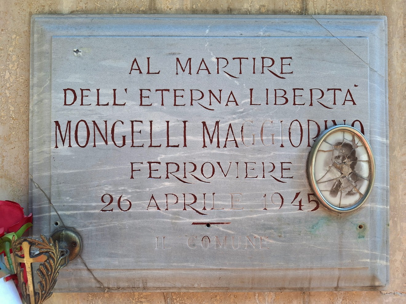 Lapide commemorativa dedicata a Mongelli Maggiorino, martire della libertà, 26 aprile 1945.