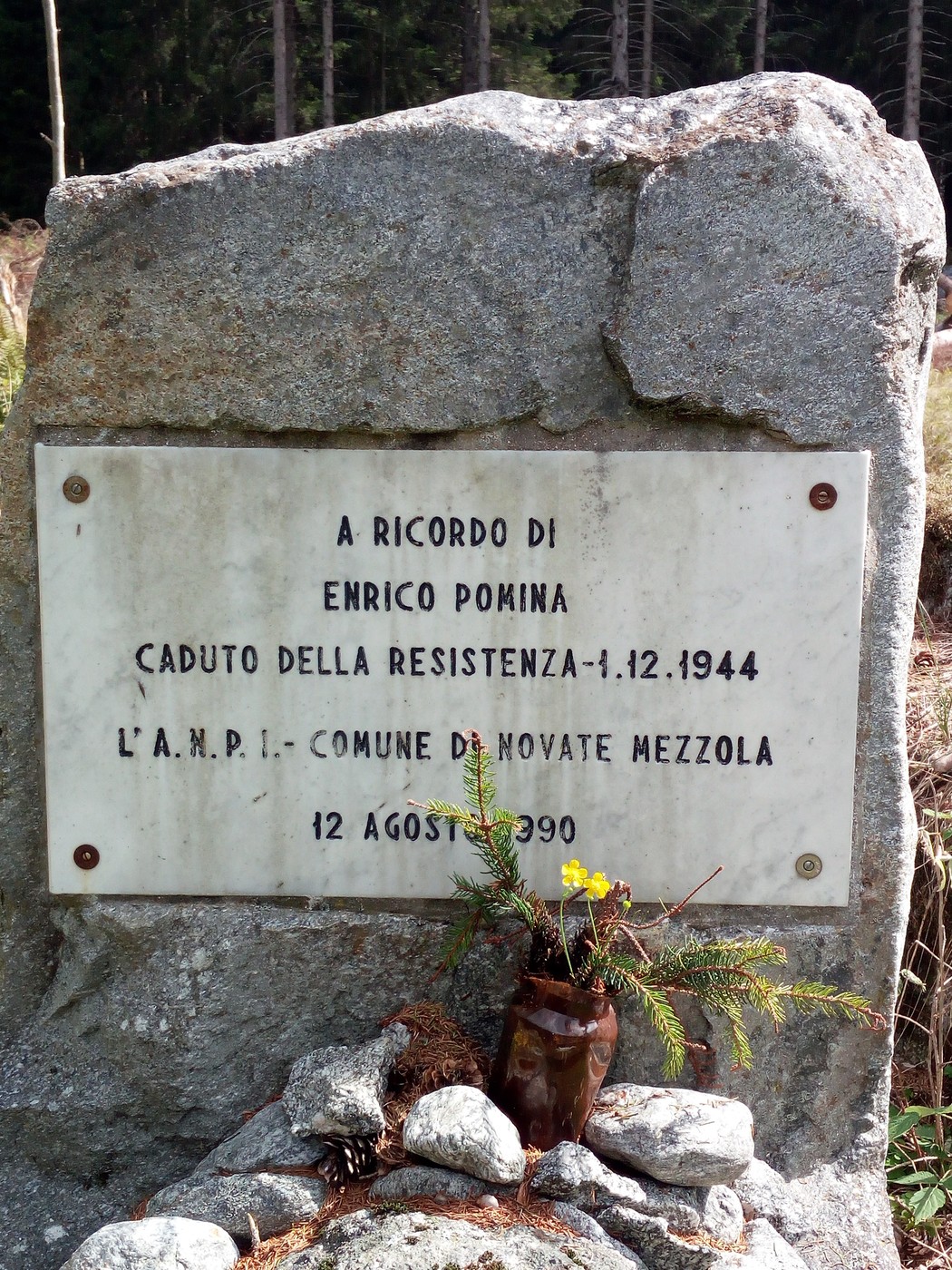 Lapide commemorativa dedicata a Enrico Pomina, caduto della Resistenza il 1° dicembre 1944.