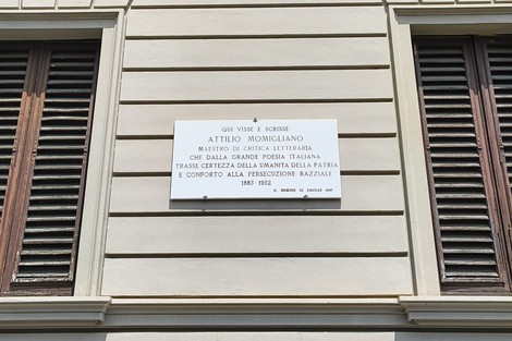 Lapide commemorativa dedicata a Attilio Momigliano, con riferimento al suo contributo alla letteratura italiana.