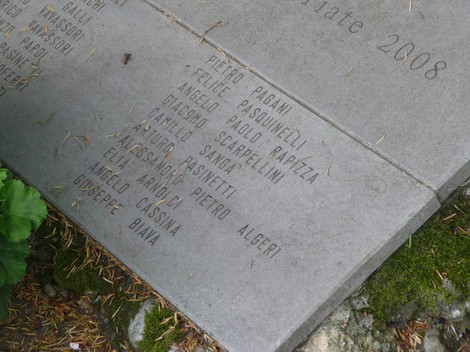Lapide commemorativa ad Ambiveri dedicata ai partigiani seriatesi, con nomi incisi in ricordo del loro sacrificio.