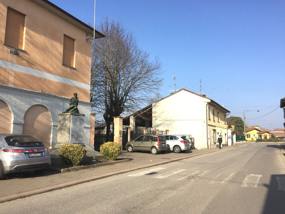 Monumento ai caduti di Lambrinia, commemorazione storica in un contesto urbano sereno e pittoresco.