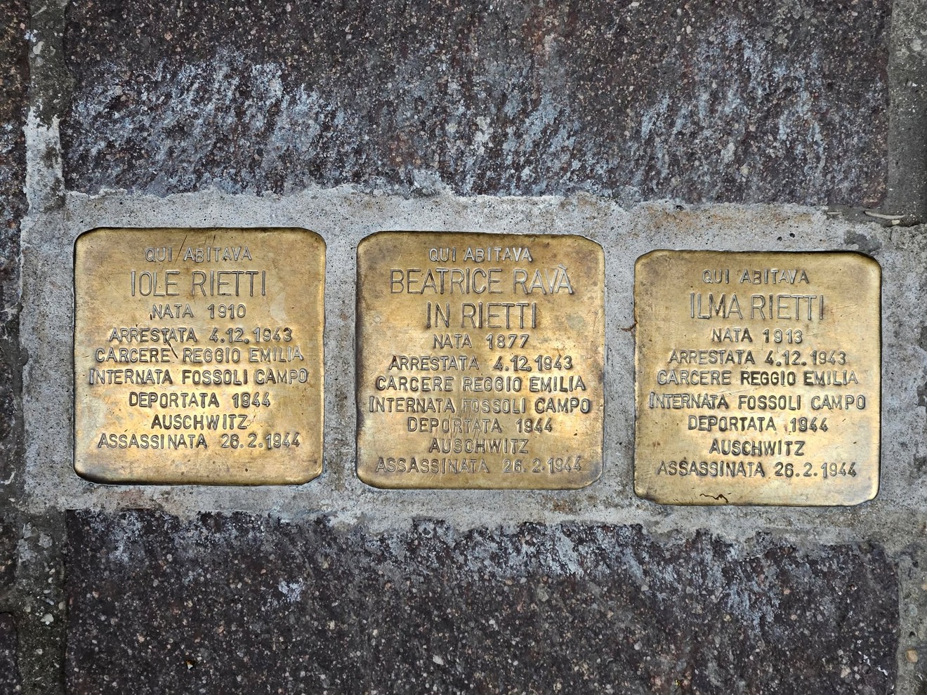 Pietre d'inciampo dedicate alla famiglia Rietti, in memoria delle vittime deportate.