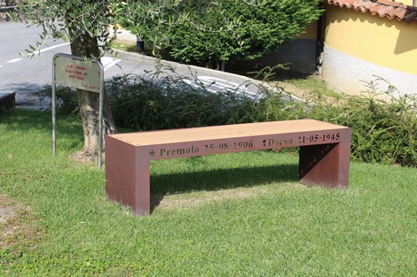 Il "Monumento a Seghezzi" è una panchina commemorativa in legno e metallo, immersa nel verde.